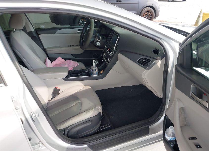 Photo 5 of 2019 Hyundai Sonata SE (VIN 5NPE24AF4KH729649)