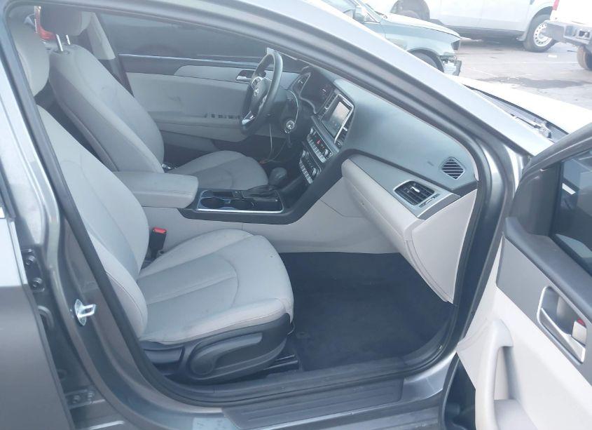 Photo 5 of 2019 Hyundai Sonata SE (VIN 5NPE24AF4KH800753)