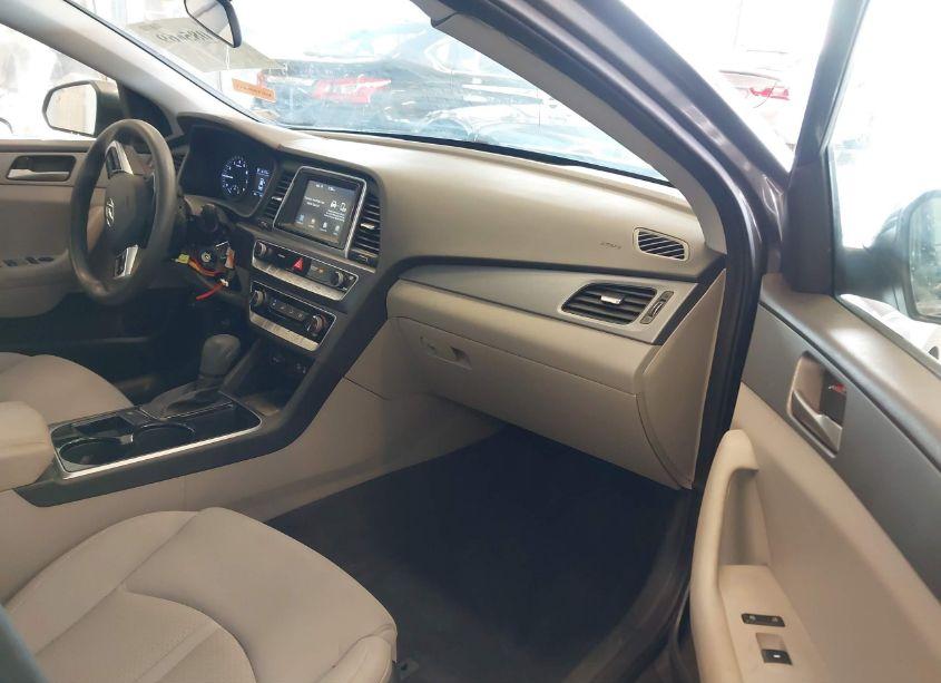 Photo 5 of 2019 Hyundai Sonata SE (VIN 5NPE24AF4KH811722)