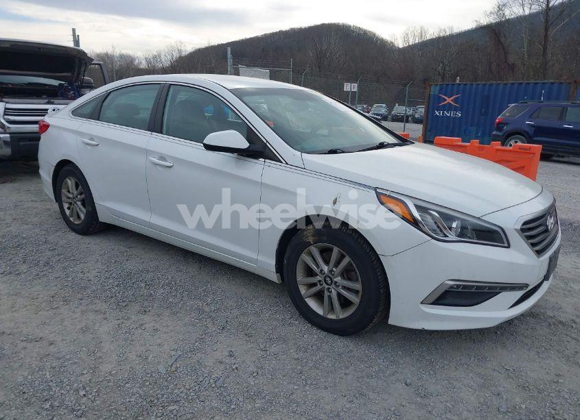 2015 Hyundai Sonata SE (VIN 5NPE24AF5FH010559) main photo