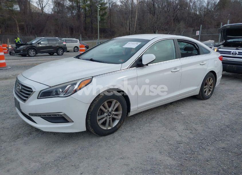Photo 2 of 2015 Hyundai Sonata SE (VIN 5NPE24AF5FH010559)