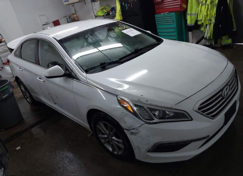 2015 Hyundai Sonata SE (VIN 5NPE24AF5FH019486) main photo