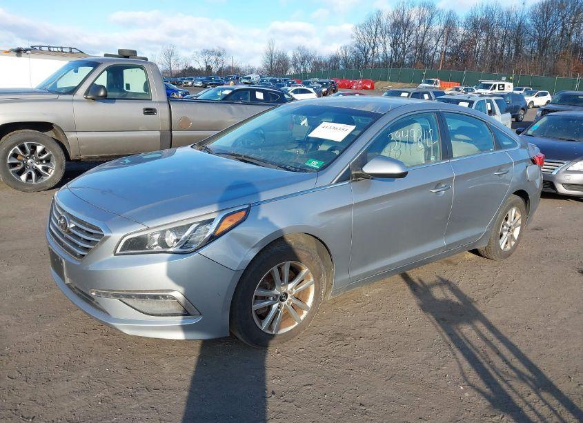 Photo 2 of 2015 Hyundai Sonata SE (VIN 5NPE24AF5FH087464)