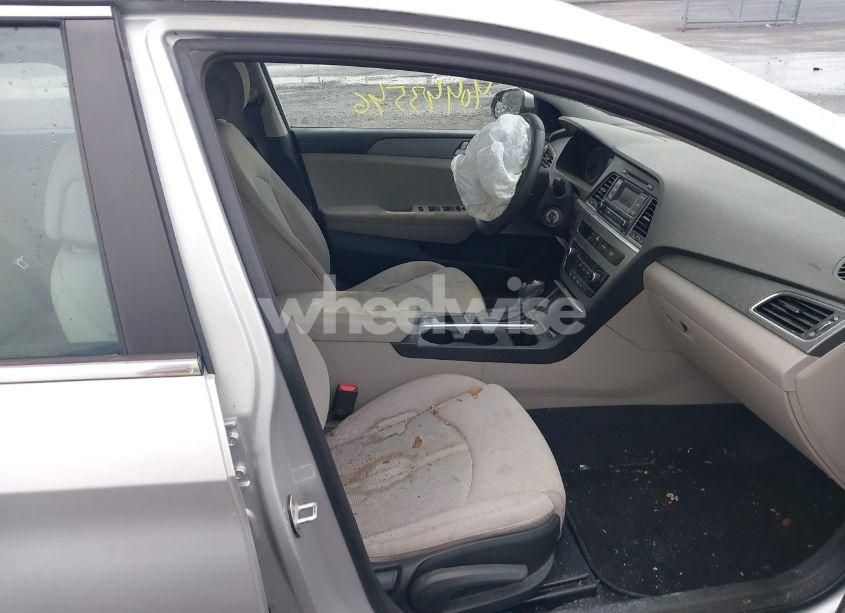 Photo 5 of 2015 Hyundai Sonata SE (VIN 5NPE24AF5FH129745)