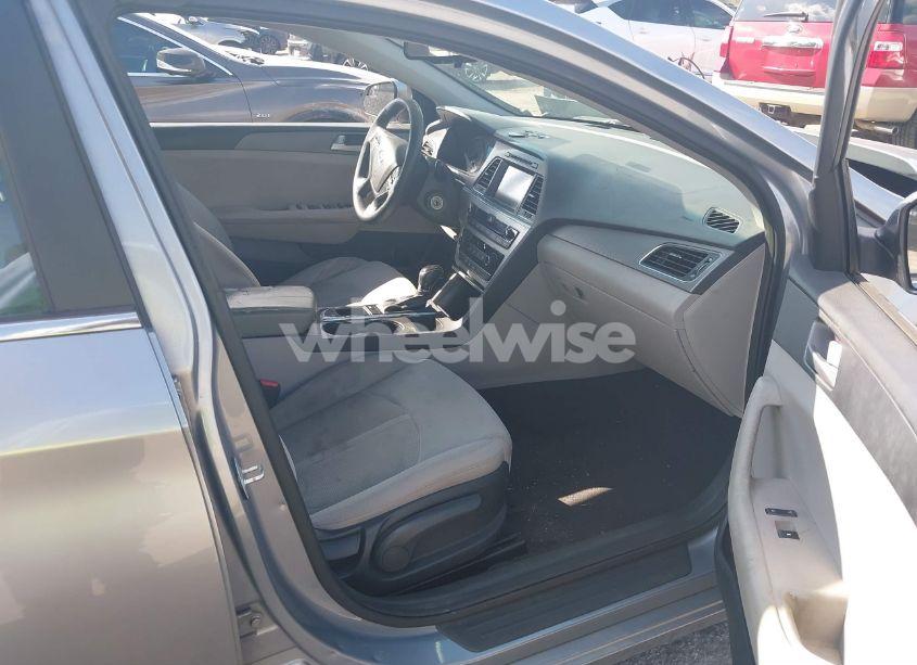 Photo 5 of 2016 Hyundai Sonata SE (VIN 5NPE24AF5GH287472)