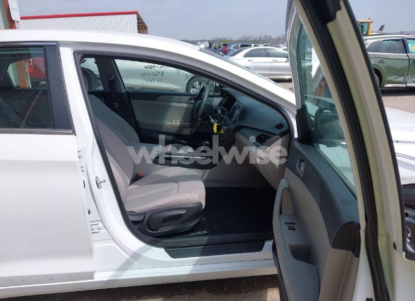 Photo 5 of 2016 Hyundai Sonata SE (VIN 5NPE24AF5GH288850)