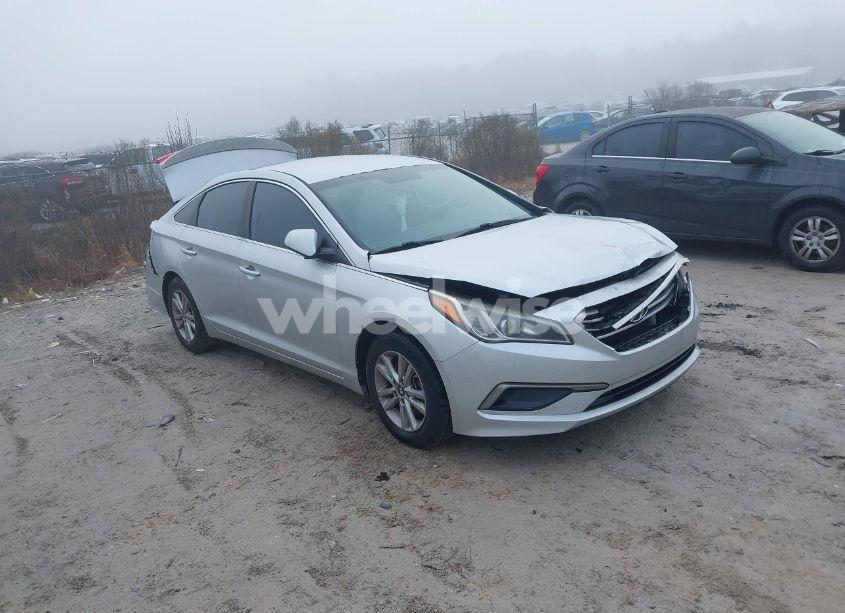 2016 Hyundai Sonata SE (VIN 5NPE24AF5GH304108) main photo