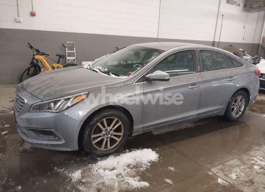 Photo 2 of 2016 Hyundai Sonata SE (VIN 5NPE24AF5GH304481)