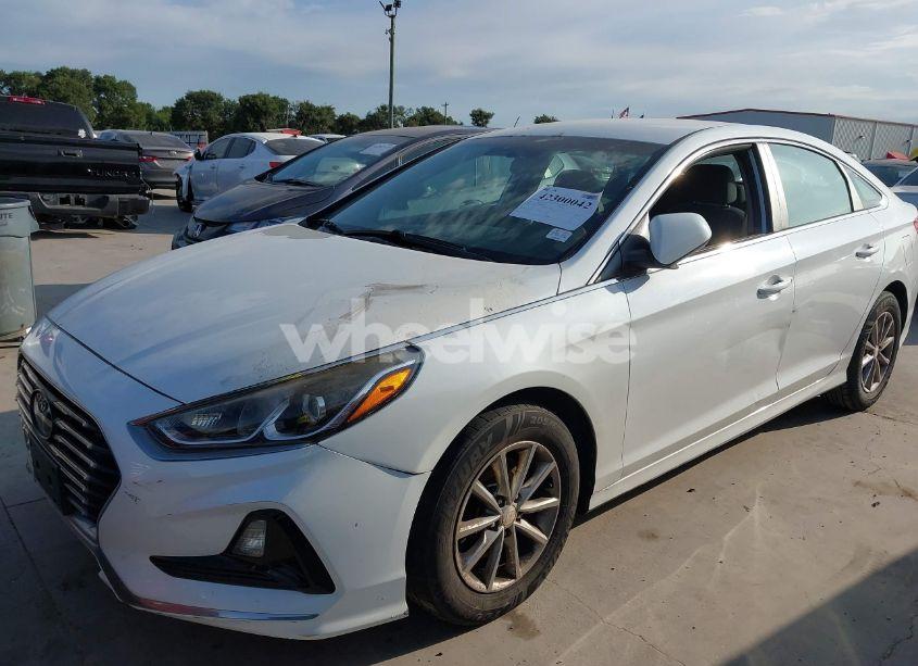 Photo 2 of 2018 Hyundai Sonata SE (VIN 5NPE24AF5JH699057)