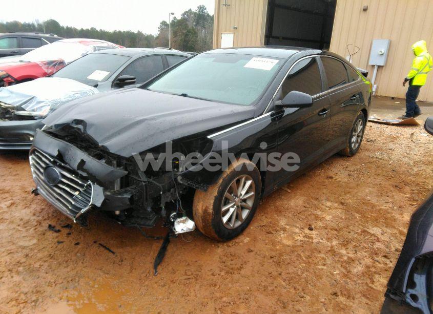 Photo 2 of 2019 Hyundai Sonata SE (VIN 5NPE24AF5KH735069)