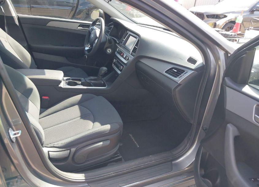 Photo 5 of 2019 Hyundai Sonata SE (VIN 5NPE24AF5KH742748)