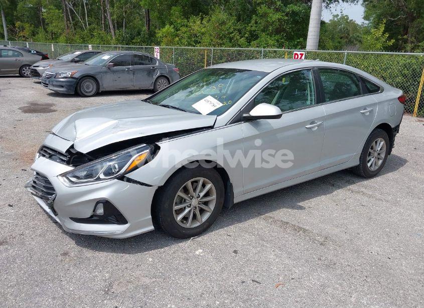 Photo 2 of 2019 Hyundai Sonata SE (VIN 5NPE24AF5KH800020)