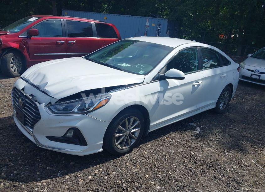 Photo 2 of 2019 Hyundai Sonata SE (VIN 5NPE24AF5KH811423)