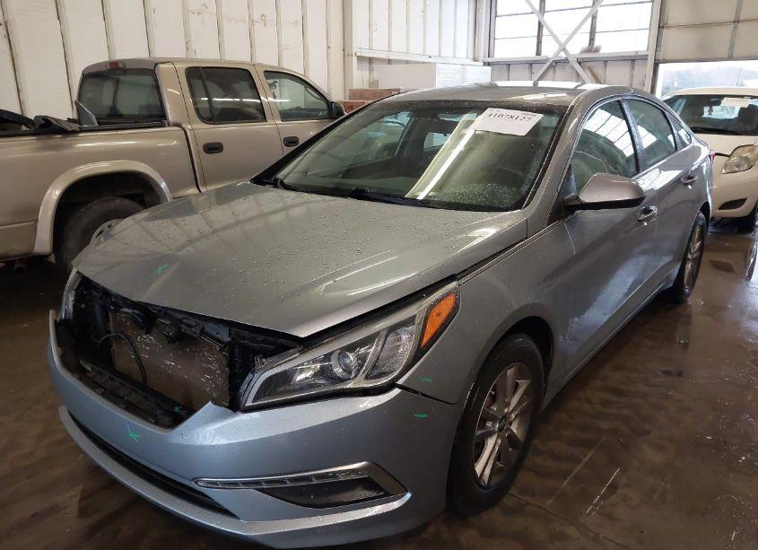 Photo 2 of 2015 Hyundai Sonata SE (VIN 5NPE24AF6FH004527)