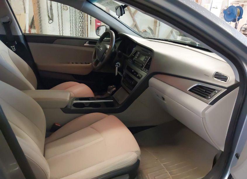 Photo 5 of 2015 Hyundai Sonata SE (VIN 5NPE24AF6FH004527)