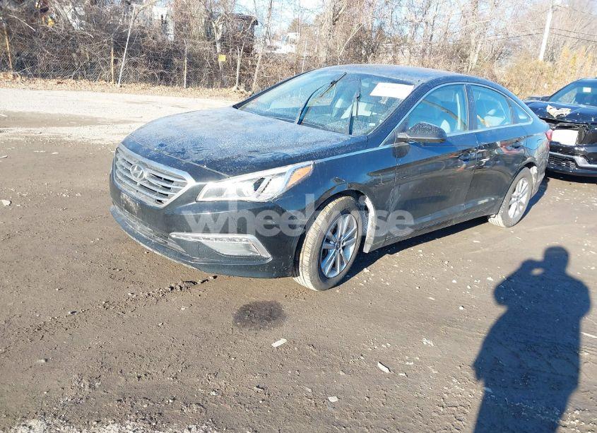 Photo 2 of 2015 Hyundai Sonata SE (VIN 5NPE24AF6FH133917)
