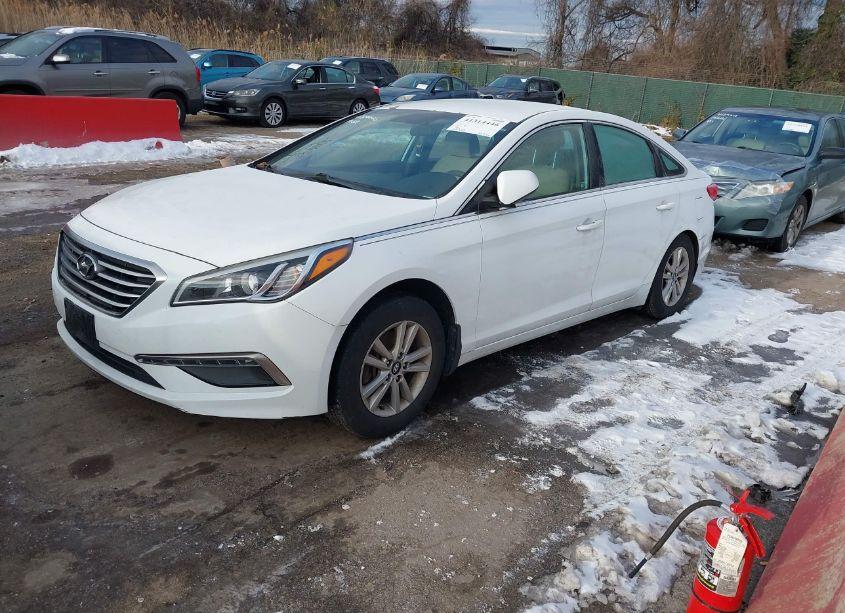 Photo 2 of 2015 Hyundai Sonata SE (VIN 5NPE24AF6FH139197)