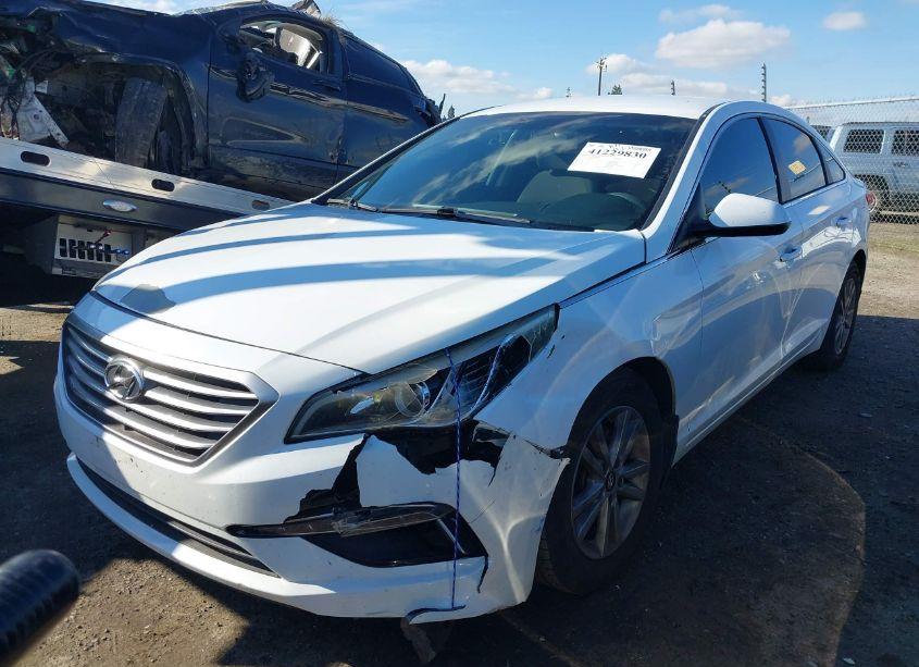 Photo 2 of 2015 Hyundai Sonata SE (VIN 5NPE24AF6FH245634)