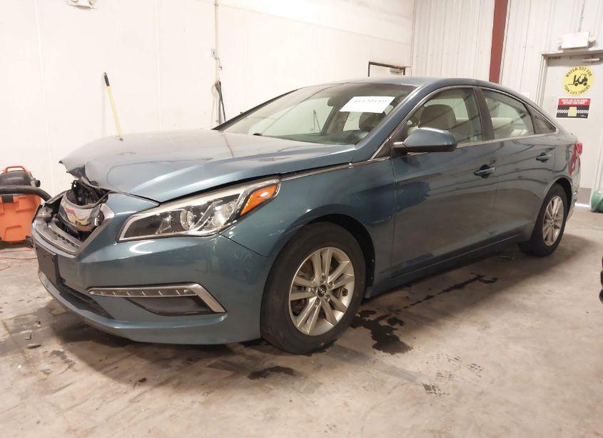Photo 2 of 2015 Hyundai Sonata SE (VIN 5NPE24AF6FH250901)
