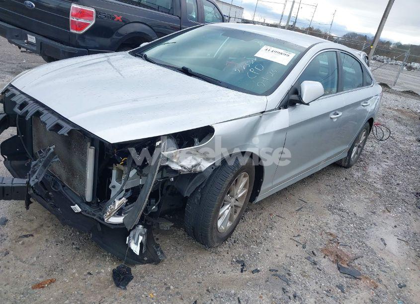 Photo 2 of 2018 Hyundai Sonata SE (VIN 5NPE24AF6JH686740)