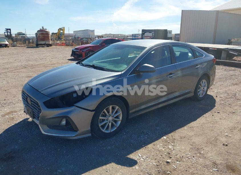 Photo 2 of 2019 Hyundai Sonata SE (VIN 5NPE24AF6KH743102)