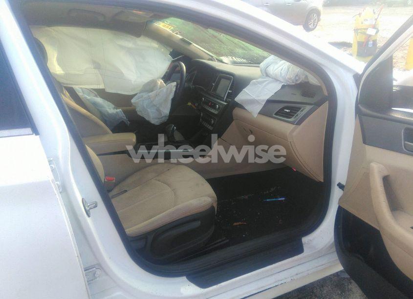 Photo 5 of 2019 Hyundai Sonata SE (VIN 5NPE24AF6KH756335)