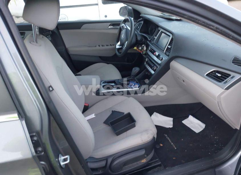 Photo 5 of 2019 Hyundai Sonata SE (VIN 5NPE24AF6KH777492)