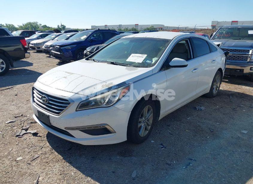 Photo 2 of 2015 Hyundai Sonata SE (VIN 5NPE24AF7FH001779)