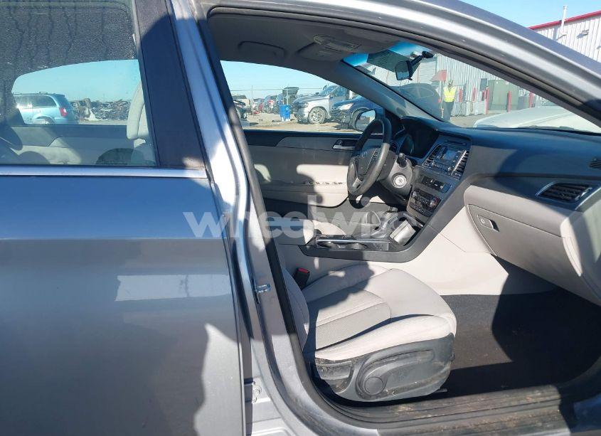 Photo 5 of 2015 Hyundai Sonata SE (VIN 5NPE24AF7FH005198)