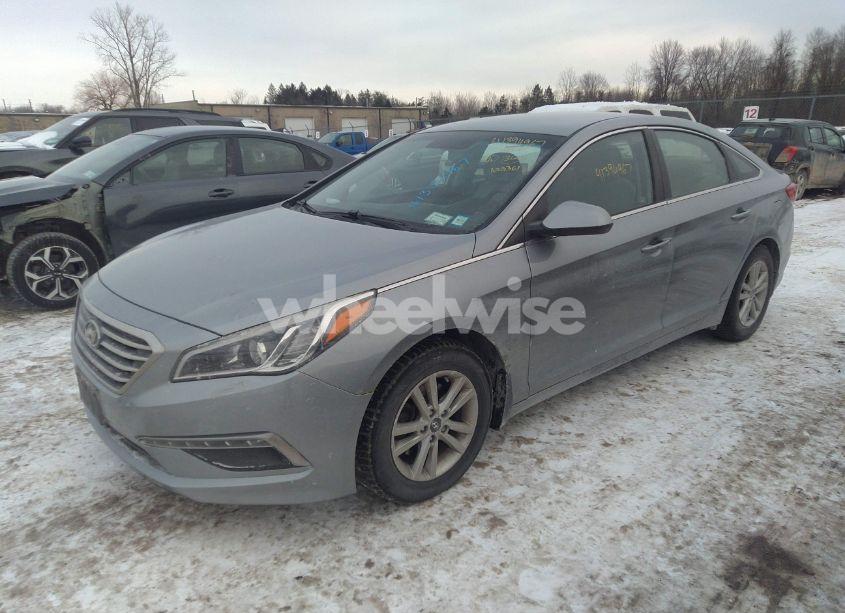 Photo 2 of 2015 Hyundai Sonata SE (VIN 5NPE24AF7FH007341)