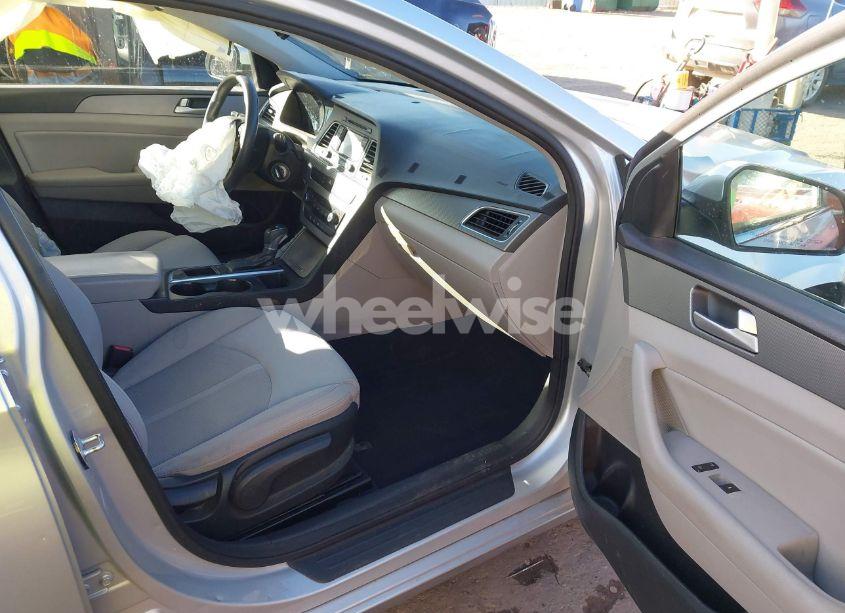Photo 5 of 2015 Hyundai Sonata SE (VIN 5NPE24AF7FH021725)