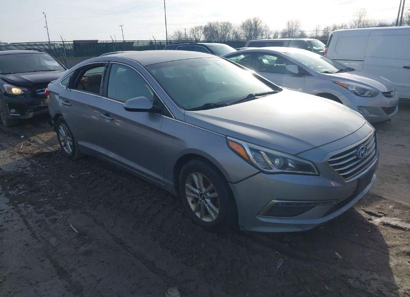2015 Hyundai Sonata SE (VIN 5NPE24AF7FH125650) main photo