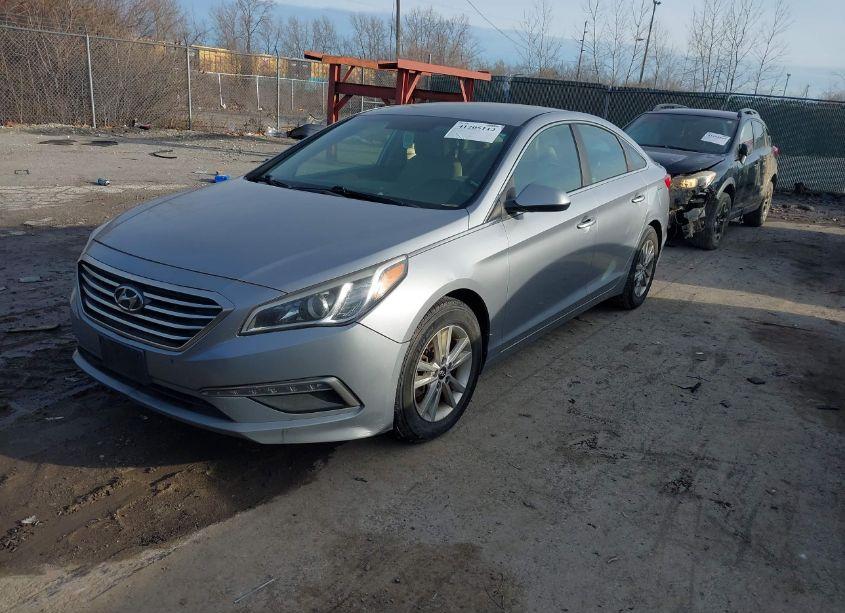 Photo 2 of 2015 Hyundai Sonata SE (VIN 5NPE24AF7FH125650)