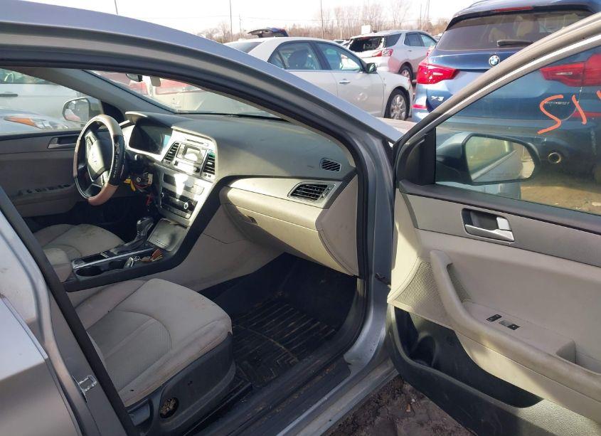 Photo 5 of 2015 Hyundai Sonata SE (VIN 5NPE24AF7FH125650)