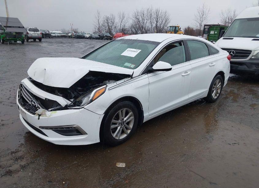 Photo 2 of 2015 Hyundai Sonata SE (VIN 5NPE24AF7FH144893)
