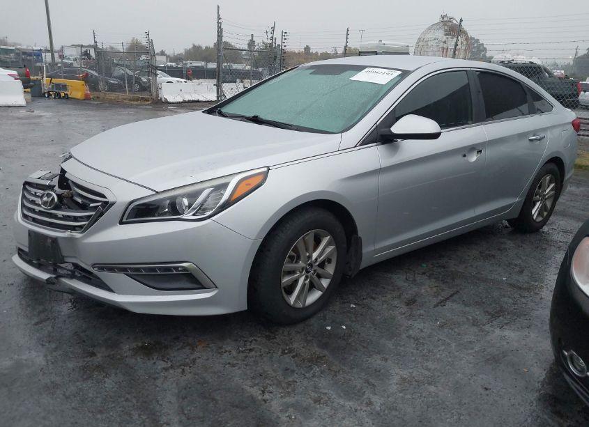 Photo 2 of 2015 Hyundai Sonata SE (VIN 5NPE24AF7FH175884)