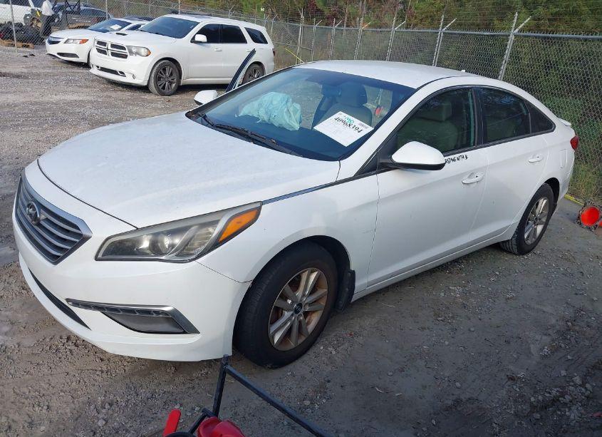 Photo 2 of 2015 Hyundai Sonata SE (VIN 5NPE24AF7FH187792)