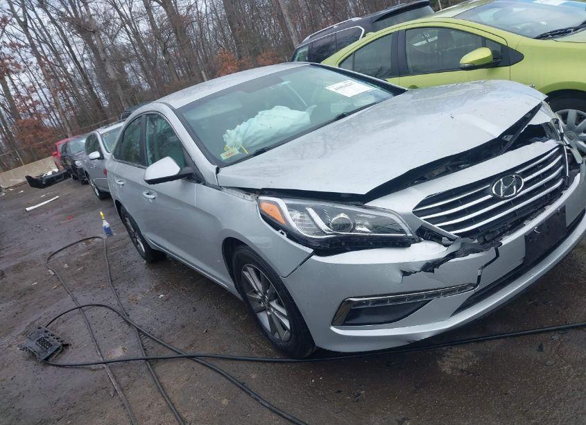 2015 Hyundai Sonata SE (VIN 5NPE24AF7FH217826) main photo