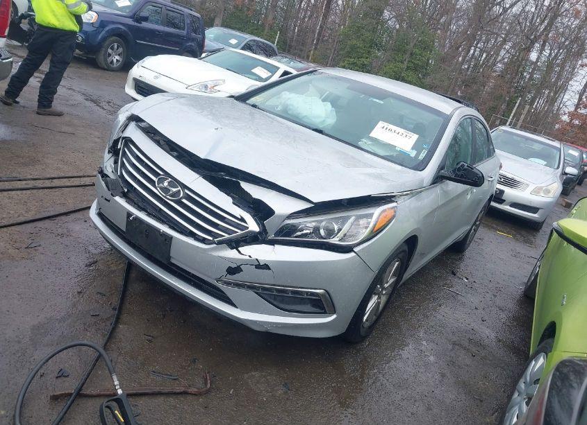 Photo 2 of 2015 Hyundai Sonata SE (VIN 5NPE24AF7FH217826)