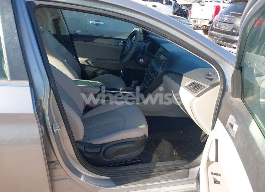 Photo 5 of 2016 Hyundai Sonata SE (VIN 5NPE24AF7GH269393)