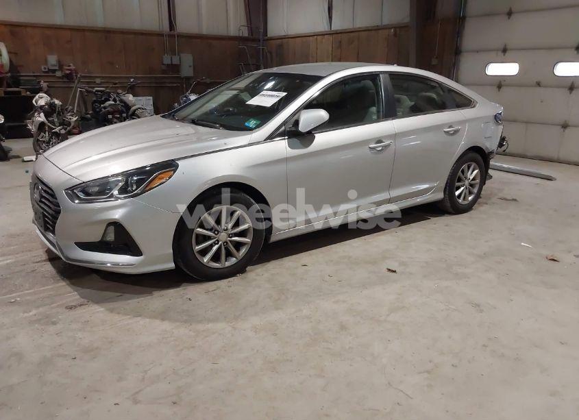 Photo 2 of 2018 Hyundai Sonata SE (VIN 5NPE24AF7JH689839)