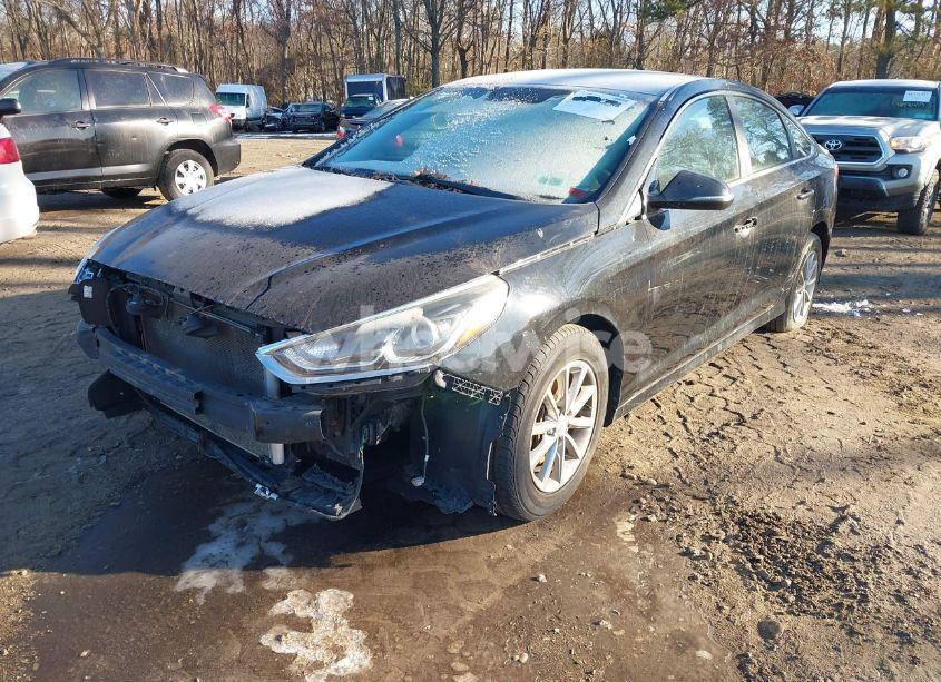 Photo 2 of 2019 Hyundai Sonata SE (VIN 5NPE24AF7KH746610)
