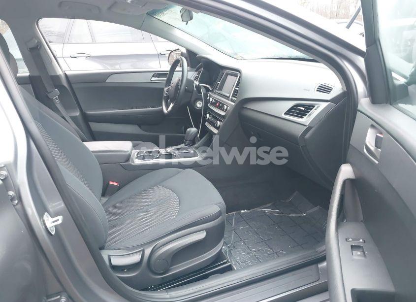 Photo 5 of 2019 Hyundai Sonata SE (VIN 5NPE24AF7KH775203)