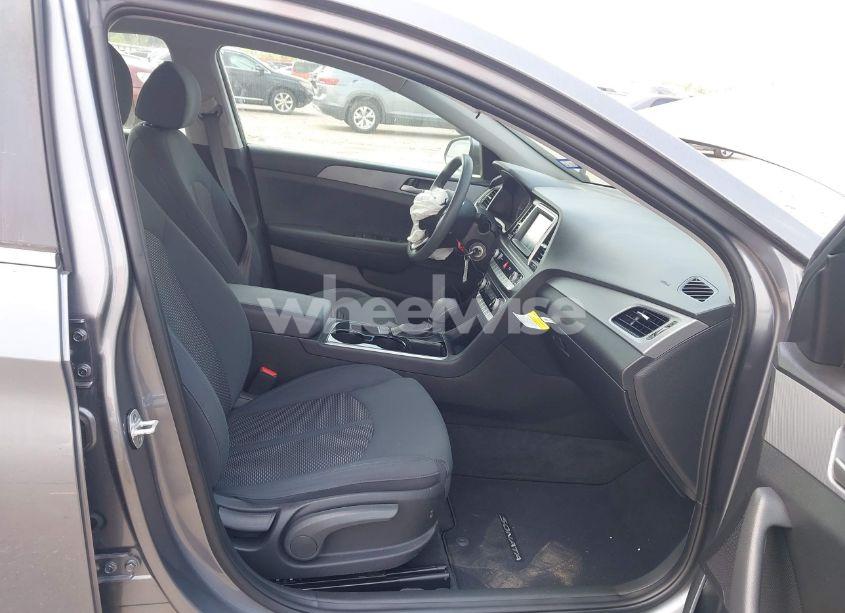 Photo 5 of 2019 Hyundai Sonata SE (VIN 5NPE24AF7KH780949)