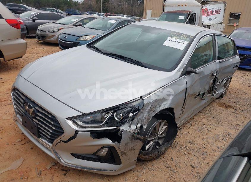 Photo 2 of 2019 Hyundai Sonata SE (VIN 5NPE24AF7KH800052)