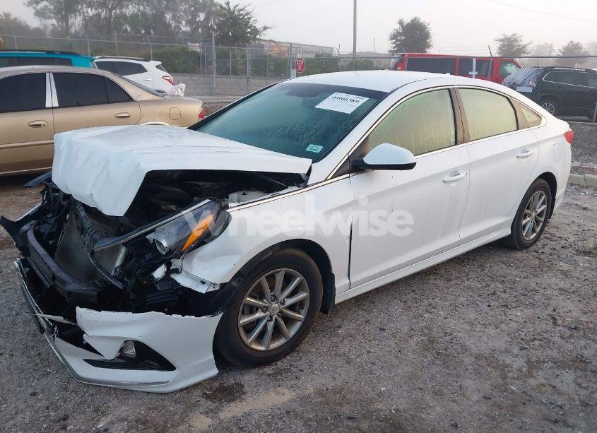 Photo 2 of 2019 Hyundai Sonata SE (VIN 5NPE24AF7KH811357)