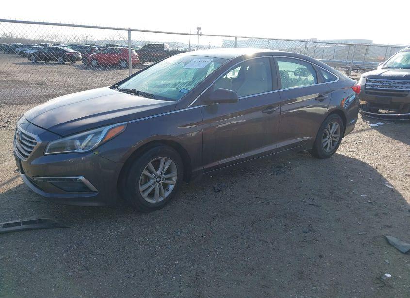 Photo 2 of 2015 Hyundai Sonata SE (VIN 5NPE24AF8FH030840)