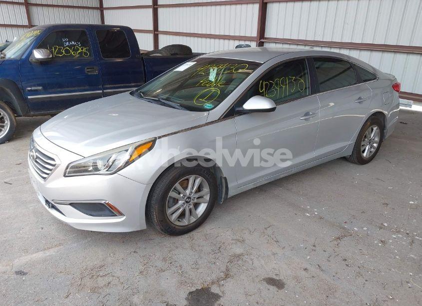 Photo 2 of 2015 Hyundai Sonata SE (VIN 5NPE24AF8FH083134)