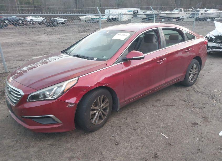 Photo 2 of 2015 Hyundai Sonata SE (VIN 5NPE24AF8FH100398)