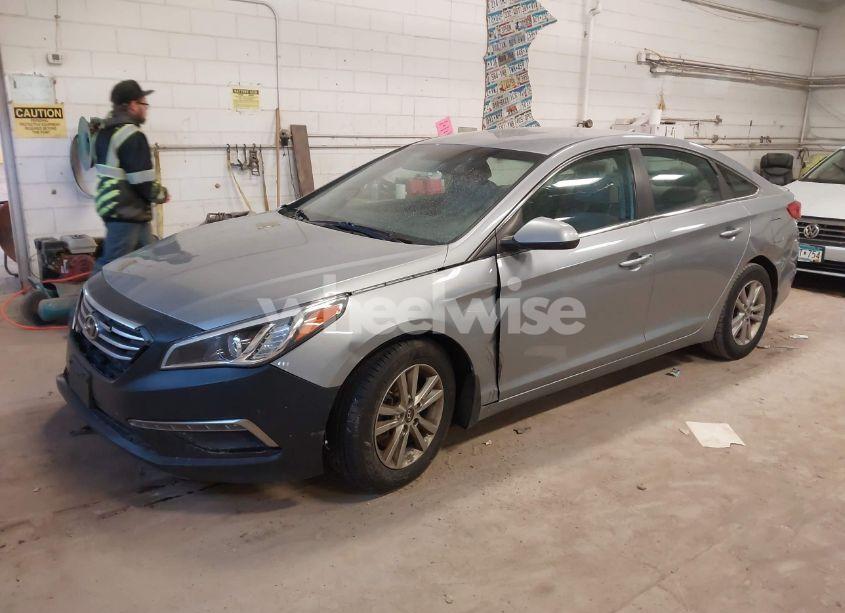 Photo 2 of 2015 Hyundai Sonata SE (VIN 5NPE24AF8FH149519)